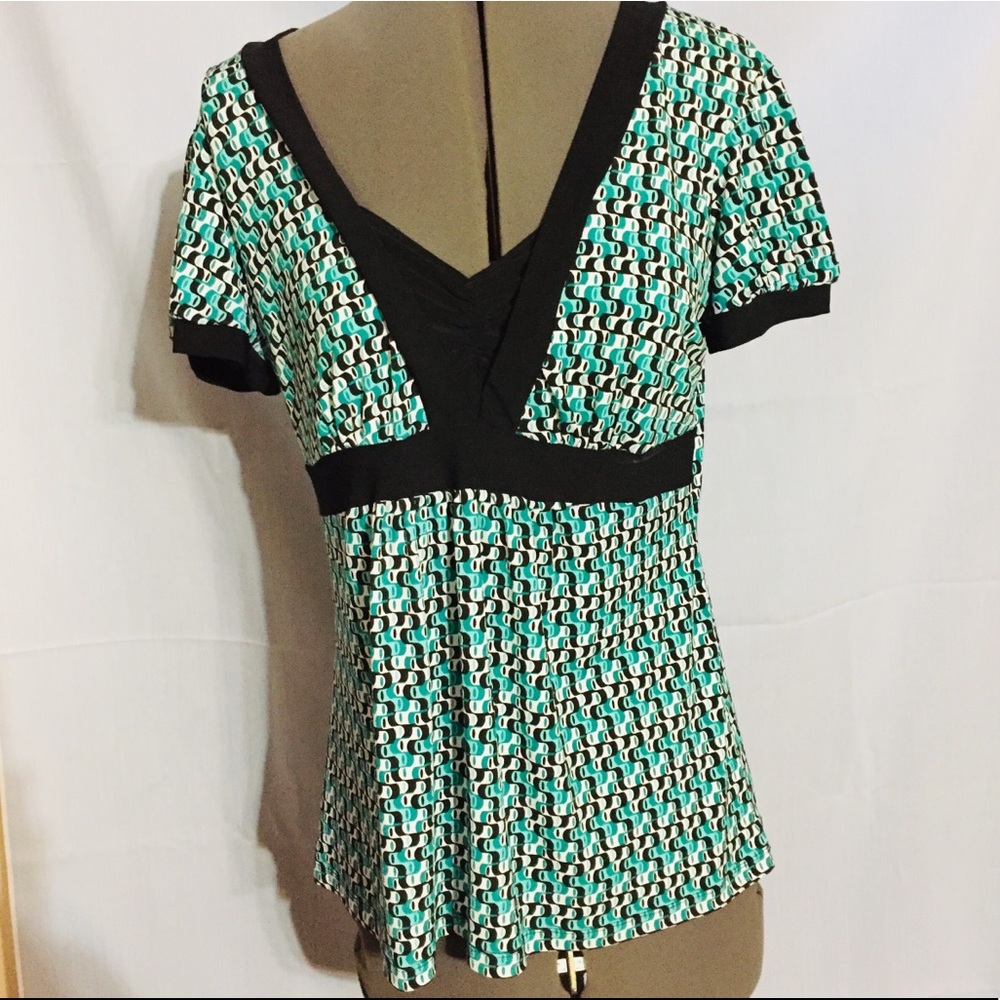 Maurices large short sleeve top w/V neckline